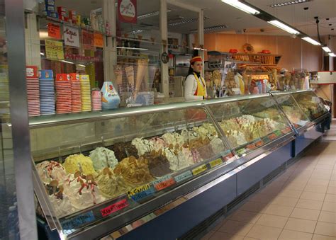 Gelateria | Sirmione, Lake Garda, Italy | Brian Snelson | Flickr