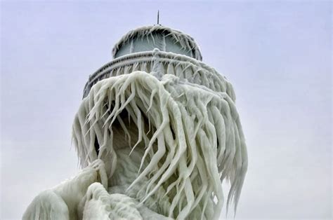 World Of Technology: Frozen Lighthouses on Lake Michigan Shore (5 pics)