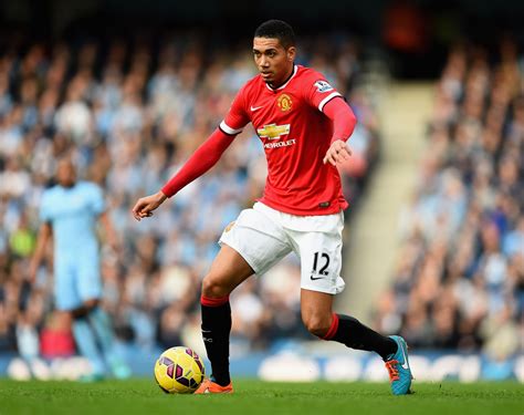 Manchester United centre-back Chris Smalling signs deal to stay at Old ...