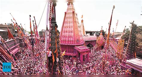 Chaitra Yatra: More Than 5l Devotees Paint Jyotiba Temple Pink ...