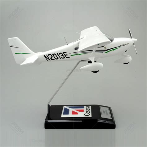 Cessna 162 Skycatcher Aeroplane Models | Factory Direct Models