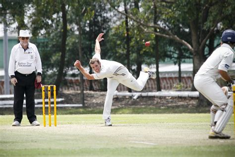 How to Bowl in Cricket – Tips & Lessons for Beginners