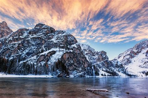 Winter sunrise over lago di braies, dolomites, italy | Premium Photo