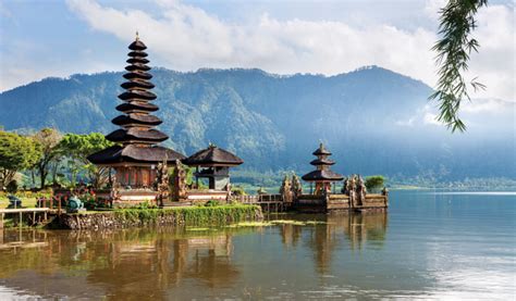 Pura Ulun Danu Bratan in Bali Indonesia - Attractions in Bali MakeMyTrip.com