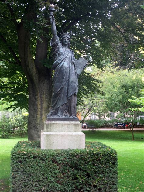 The miniature Statues of Liberty in Paris – Part-Time Parisian