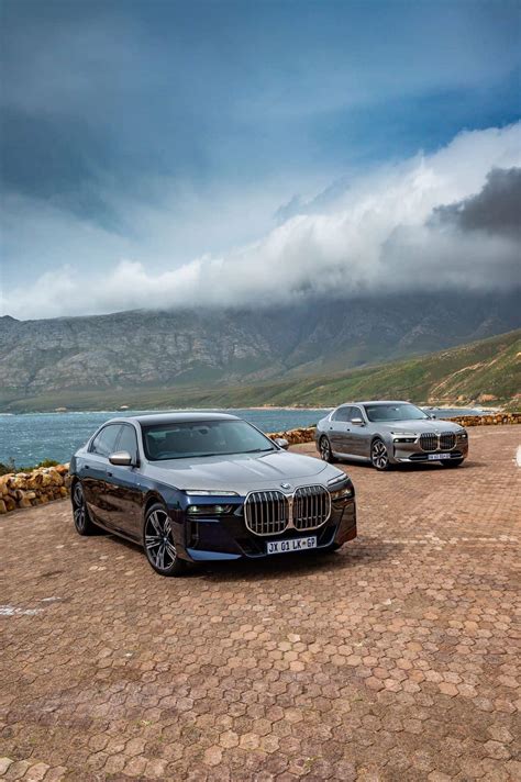 2023 BMW 740i Two-Tone Looks Intriguing In Oxide Grey And Tanzanite Blue