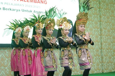 Tari Kreasi Wonderland Indonesia Tampil Memukau Meriahkan Acara Penglepasan Siswa Kelas VI ...