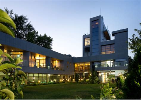 22 Outstanding Modern Mansions for Luxury Living