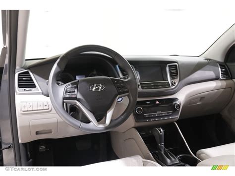 2018 Hyundai Tucson Value Gray Dashboard Photo #142527975 | GTCarLot.com