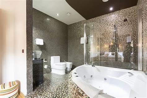 20 Bathroom Jacuzzi Designs for a Lavish Living Space