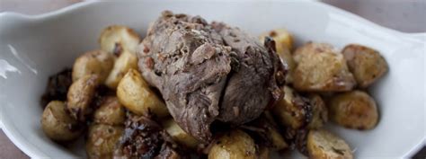 Roast lamb with potatoes and herbs - Italian Notes