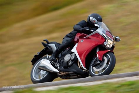 HONDA VFR1200F Interceptor (2010-Present) Specs, Performance & Photos ...