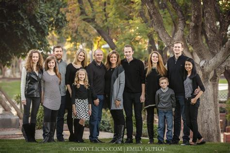 9 Simple Ways To Pose Large Groups for Portraits | Large family photos, Large family portraits ...