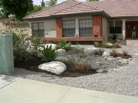 20+ Xeriscape Front Yard Ideas - MAGZHOUSE