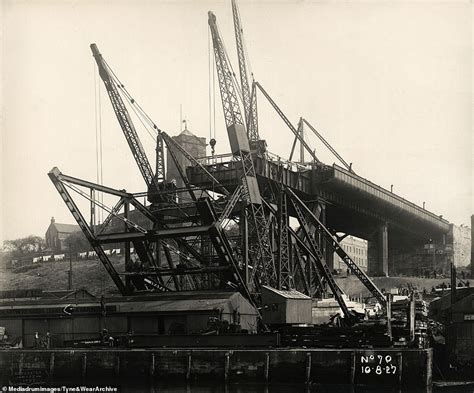 Dramatic images show the construction of the Tyne Bridge | Daily Mail ...