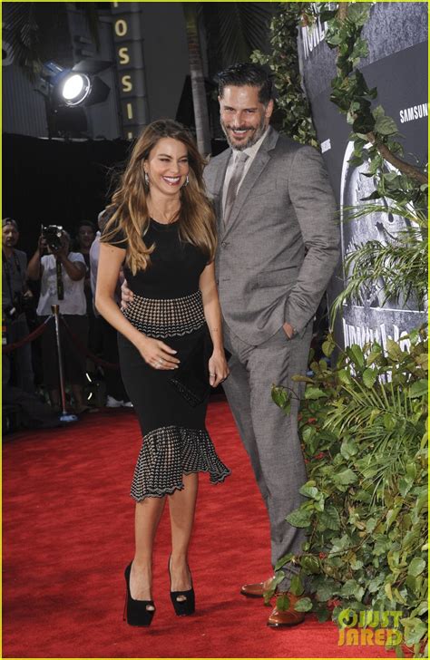 Photo: sofia vergara joe manganiello heat up the red carpet at jurassic ...