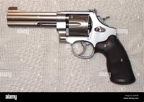 Revolver Smith & Wesson 625 caliber 45 ACP Stock Photo - Alamy