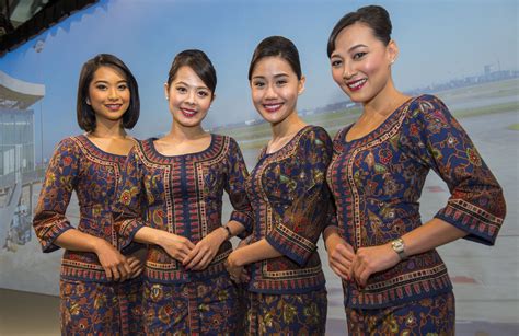 Singapore Airlines Chief Stewardess / Singapore Airlines | Stewardess【2019】 | ケバヤ、女性、サロンケバヤ ...