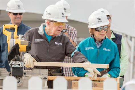 Jimmy & Rosalynn Carter help build 150 homes across Canada with Habitat ...