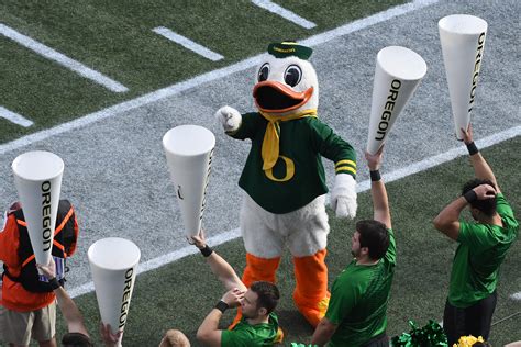 Oregon Ducks Mascot Dresses up Like Kanye West | Heavy.com