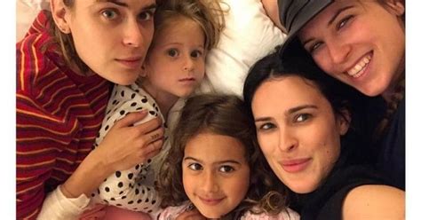 Adorable photo shows Bruce Willis' five daughters cuddling as they ...