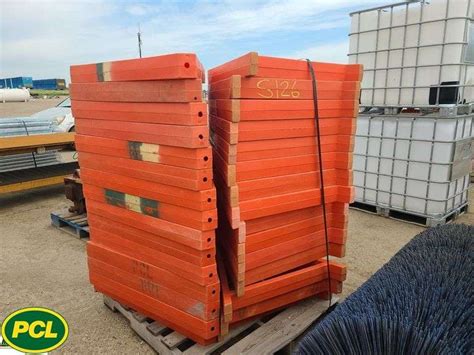 Plastic Barricades-1 Pallet - Michener Allen Auctioneering Ltd