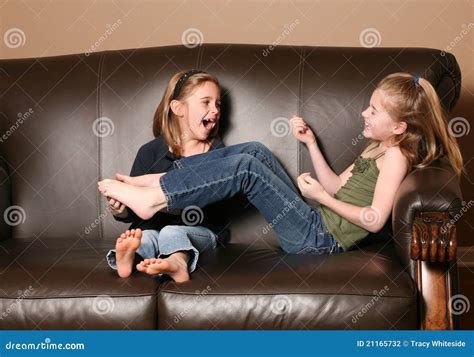 Kinder, Die Füße Tickling Sind Stockfotografie - Bild: 21165732