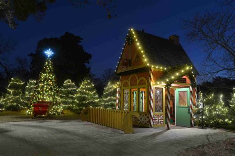 Dallas Arboretum Debuts 23-Foot-Tall German Christmas Pyramid and New ...