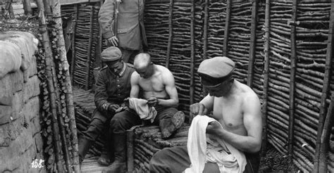 soldiers-picking-lice-from-clothes - World War I: Trench Warfare Pictures - World War I ...