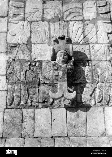 Piramide de kukulcan mexico maya Imágenes de stock en blanco y negro - Alamy