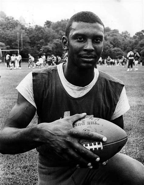 Homer Jones Dies at 82; Wide Receiver Specialized in Bombs and Spikes - The New York Times