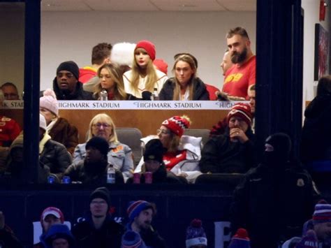 Taylor Swift & Kylie Kelce Bond At The Super Bowl: Watch - NewsFinale