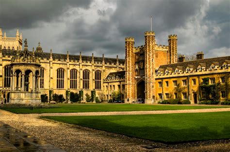 Enjoy your time with beautiful places: Trinity College, Cambridge