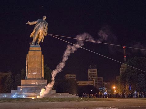 Video: Lenin statue torn down in Ukraine | The Independent