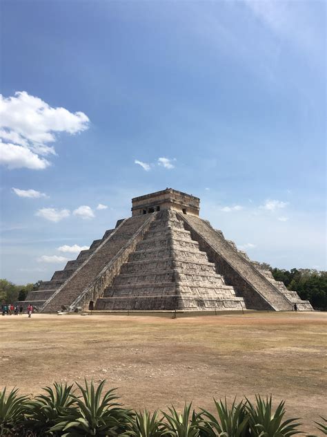 My first look at the temple of Chichen Itza in Yucatán, Mexico : travel