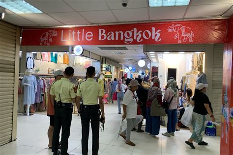 Puas Belanja di Little Bangkok, Pengunjung: Pengin Datang Lagi Bawa Uang Banyak!