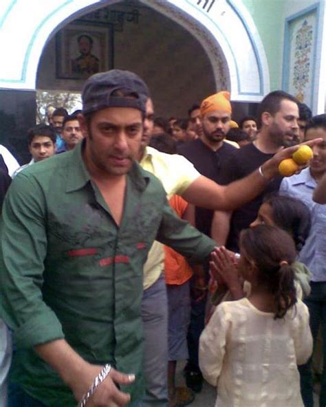 In Focus: Salman Khan at the Baba Murad Shah Ji dargah - Photo Gallery ...