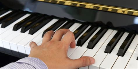 How to Improve Left Hand Piano Playing - Learn to Play an Instrument with step-by-step lessons ...