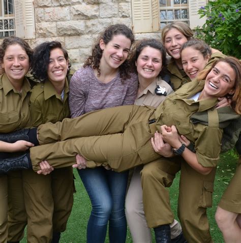 Women in the IDF – The Lone Soldier Center