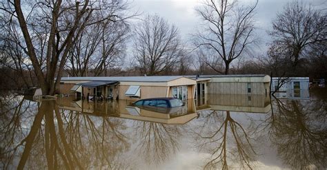 Flooding in Missouri Raises Vexing Questions - The New York Times