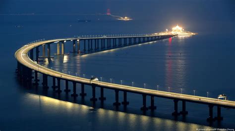 China opens world's longest sea bridge – DW – 10/23/2018