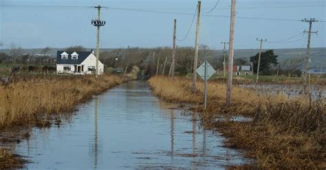 Ireland on flood alert again as Met Eireann forecasts torrential rain to hit the country this ...