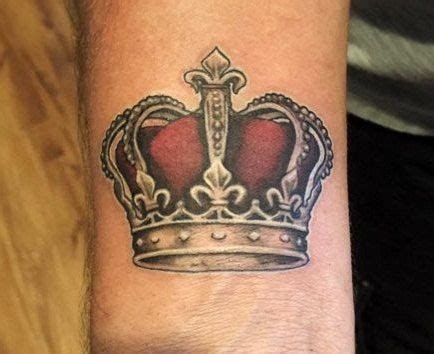 23 King Crown Tattoos With Glorious Meanings - TattoosWin | Tatuaje de corona, Diseños de ...