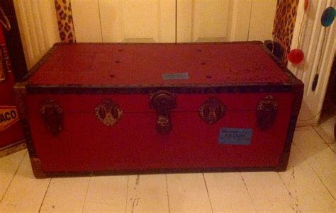 LARGE VINTAGE RED OVERPOND STEAMER TRUNK SHIPPING CHEST COFFEE TABLE - STORAGE Nice chunky metal ...