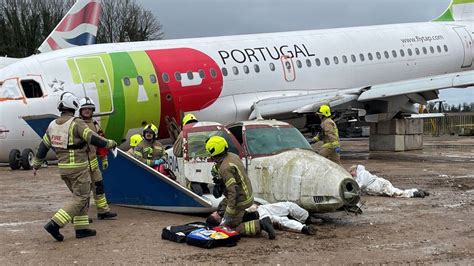 Cotswold Airport hosts plane crash training exercise - BBC News