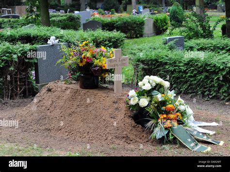 The grave of Horst Kasner, father of German Chancellor Angela Merkel ...