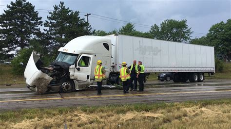 Semi crash closes US-127 in Lansing