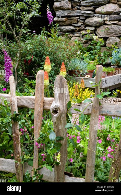 Dry stone wall garden hi-res stock photography and images - Alamy