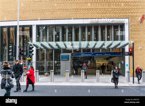 Tooley Street entrance to London Bridge Station Stock Photo - Alamy