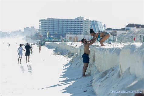 Escalón formado en arena junto a playa en Cancún, México | Spanish.xinhuanet.com